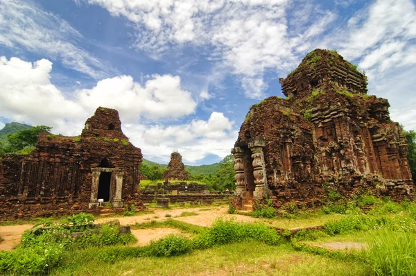Pozostałości hinduskich świątyń wieży w świątyni Mojego Syna, wpisanej na listę światowego dziedzictwa UNESCO w Wietnamie. — Zdjęcie stockowe