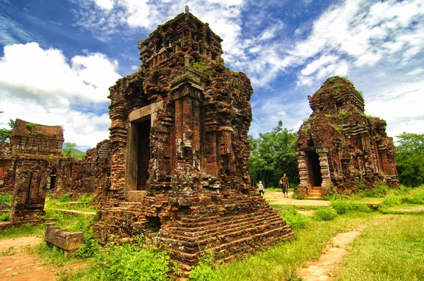 Restos de templos-torre hindúes en Mi Hijo Santuario, Patrimonio de la Humanidad por la UNESCO en Vietnam . — Foto de Stock