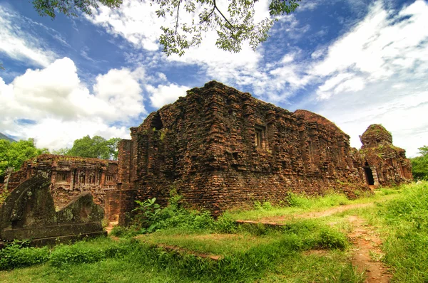 Hindu toronytemplomok maradványai a My Son Menedéknél, az UNESCO Világörökség része Vietnamban. — Stock Fotó