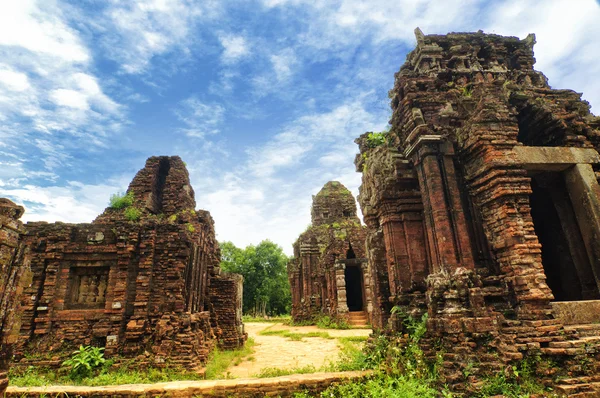 Pozostałości hinduskich świątyń wieży w świątyni Mojego Syna, wpisanej na listę światowego dziedzictwa UNESCO w Wietnamie. — Zdjęcie stockowe