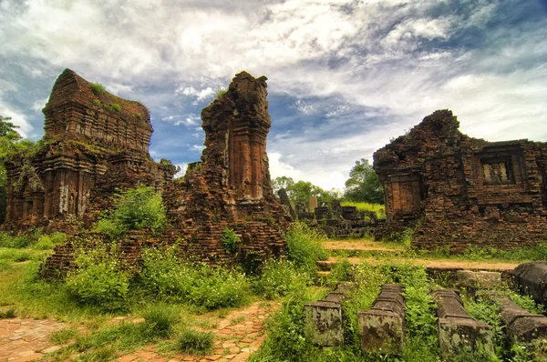Hindu toronytemplomok maradványai a My Son Menedéknél, az UNESCO Világörökség része Vietnamban. — Stock Fotó