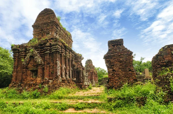 Restos de templos-torre hindus no Santuário do Meu Filho, Patrimônio Mundial da UNESCO no Vietnã . — Fotografia de Stock