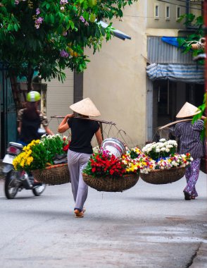 Vietnam çiçekçi satıcı sokakta hanoi, Vietnam. Bu satıcılar Hanoi, vietnam için küçük Pazar olduğunu.