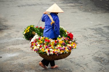 Vietnam çiçekçi satıcı sokakta hanoi, Vietnam. Bu satıcılar Hanoi, vietnam için küçük Pazar olduğunu.