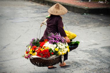 Vietnam çiçekçi satıcı sokakta hanoi, Vietnam. Bu satıcılar Hanoi, vietnam için küçük Pazar olduğunu.