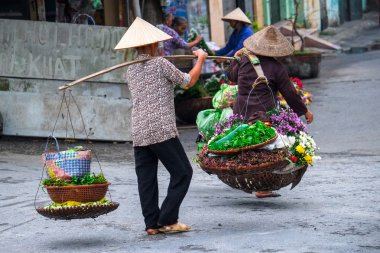 Vietnam çiçekçi satıcı sokakta hanoi, Vietnam. Bu satıcılar Hanoi, vietnam için küçük Pazar olduğunu.