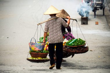 Vietnam çiçekçi satıcı sokakta hanoi, Vietnam. Bu satıcılar Hanoi, vietnam için küçük Pazar olduğunu.
