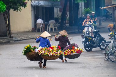 Vietnam çiçekçi satıcı sokakta hanoi, Vietnam. Bu satıcılar Hanoi, vietnam için küçük Pazar olduğunu.
