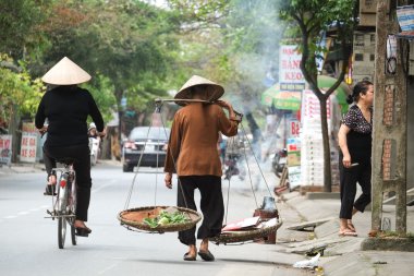 Vietnam çiçekçi satıcı sokakta hanoi, Vietnam. Bu satıcılar Hanoi, vietnam için küçük Pazar olduğunu.