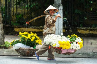 Vietnam çiçekçi satıcı sokakta hanoi, Vietnam. Bu satıcılar Hanoi, vietnam için küçük Pazar olduğunu.