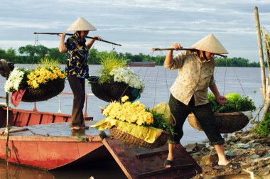 Vietnam çiçekçi satıcı sokakta hanoi, Vietnam. Bu satıcılar Hanoi, vietnam için küçük Pazar olduğunu.