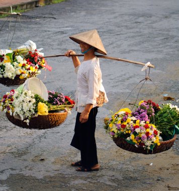 Vietnam çiçekçi satıcı sokakta hanoi, Vietnam. Bu satıcılar Hanoi, vietnam için küçük Pazar olduğunu.