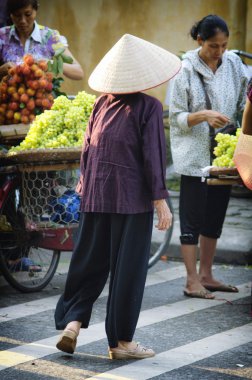 Vietnam çiçekçi satıcı sokakta hanoi, Vietnam. Bu satıcılar Hanoi, vietnam için küçük Pazar olduğunu.