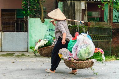 Vietnam çiçekçi satıcı sokakta hanoi, Vietnam. Bu satıcılar Hanoi, vietnam için küçük Pazar olduğunu.