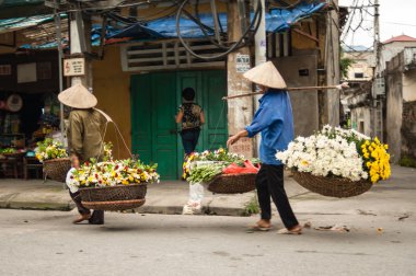 Vietnam çiçekçi satıcı sokakta hanoi, Vietnam. Bu satıcılar Hanoi, vietnam için küçük Pazar olduğunu.