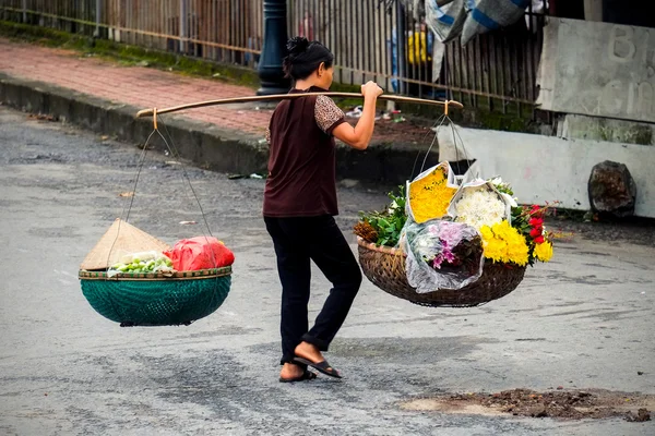 Penjual bunga Vietnam di Jalan Hanoi, Vietnam. Ini adalah ...