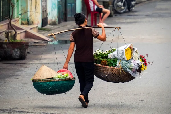 Vietnam fiorista venditore su Hanoi Street, Vietnam. Questo è un piccolo mercato per i venditori di Hanoi, Vietnam . — Foto Stock