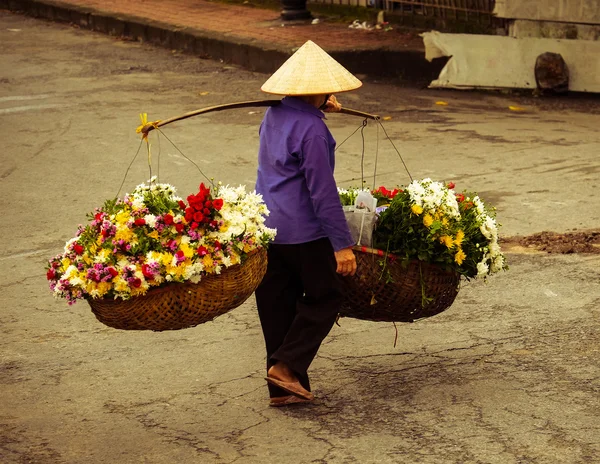 Vietnam bloemist leverancier op straat in hanoi, Vietnam. Dit is kleine markt voor leveranciers van hanoi, vietnam. — Stockfoto