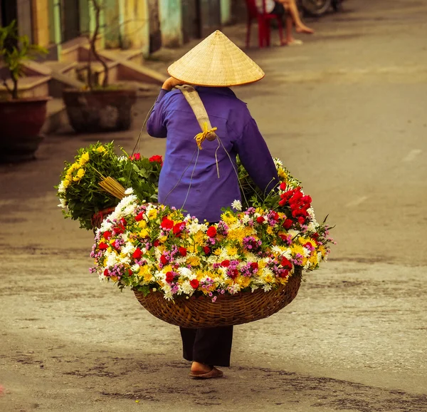 Vietname florista vendedor na rua Hanoi, Vietnã. Este é um pequeno mercado para vendedores de hanoi, vietnam . — Fotografia de Stock