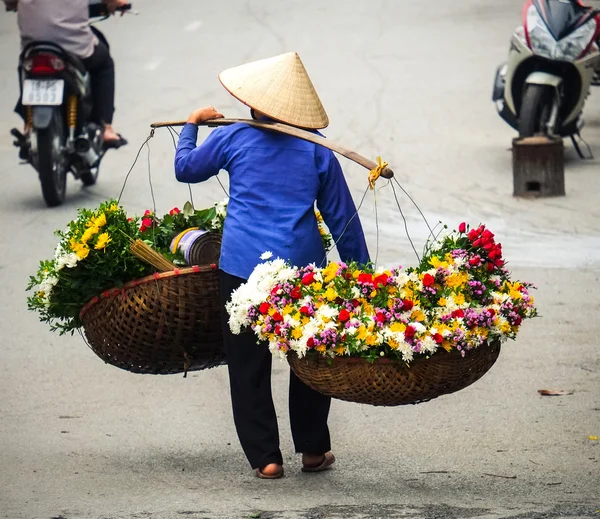 Vietname florista vendedor na rua Hanoi, Vietnã. Este é um pequeno mercado para vendedores de hanoi, vietnam . — Fotografia de Stock