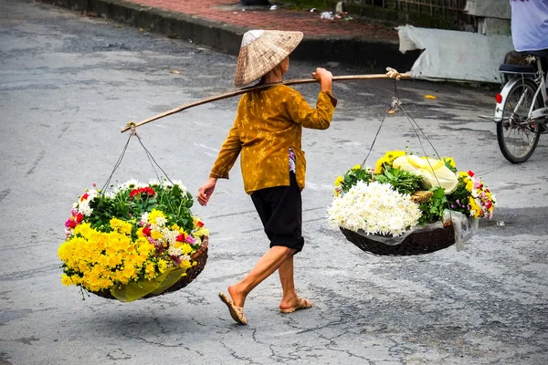 Vietnam virágüzlet szállító utcában hanoi, Vietnam. Ez a kis piaci szállítók Hanoi, vietnam. — Stock Fotó