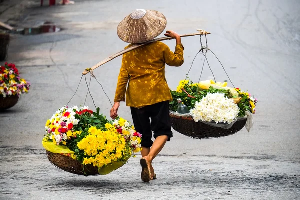 Vietname florista vendedor na rua Hanoi, Vietnã. Este é um pequeno mercado para vendedores de hanoi, vietnam . — Fotografia de Stock