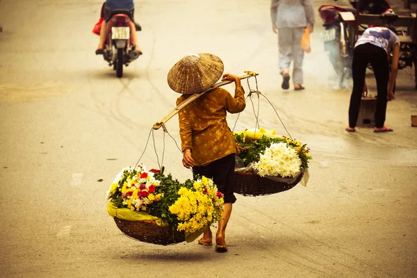 Vietname florista vendedor na rua Hanoi, Vietnã. Este é um pequeno mercado para vendedores de hanoi, vietnam . — Fotografia de Stock