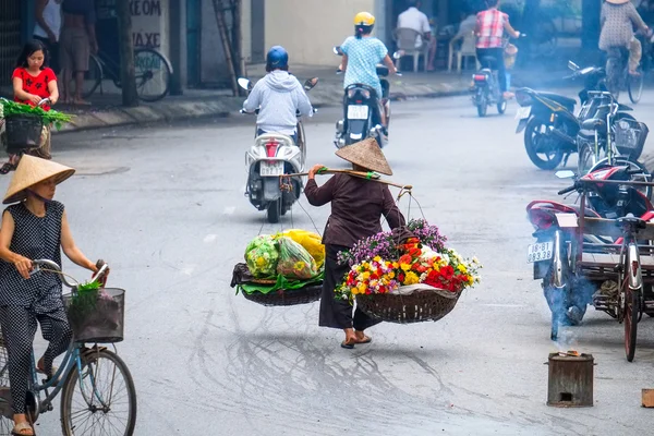 Vietnam virágüzlet szállító utcában hanoi, Vietnam. Ez a kis piaci szállítók Hanoi, vietnam. — Stock Fotó