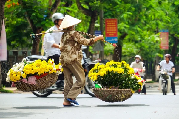 Vietnam florist vendor on hanoi street, Vietnam.  This is small market for vendors of hanoi, vietnam. — Stock Photo, Image