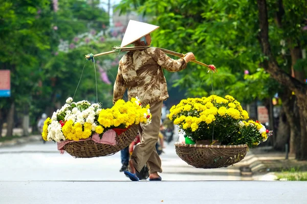 Вьетнамский флорист на улице Ханой, Вьетнам. Это небольшой рынок для торговцев Ханоя, Вьетнам . — стоковое фото