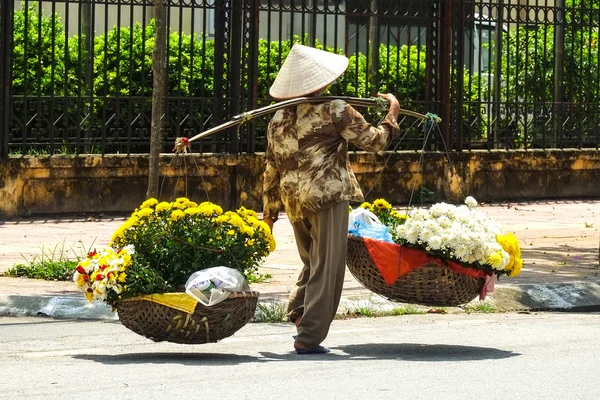Vietnam çiçekçi satıcı sokakta hanoi, Vietnam. Bu satıcılar Hanoi, vietnam için küçük Pazar olduğunu. — Stok fotoğraf
