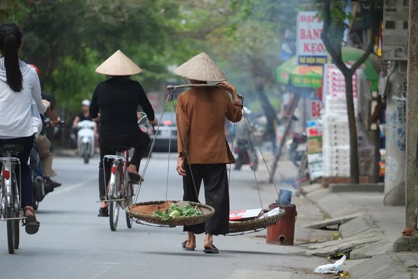 Vietnam fiorista venditore su Hanoi Street, Vietnam. Questo è un piccolo mercato per i venditori di Hanoi, Vietnam . — Foto Stock