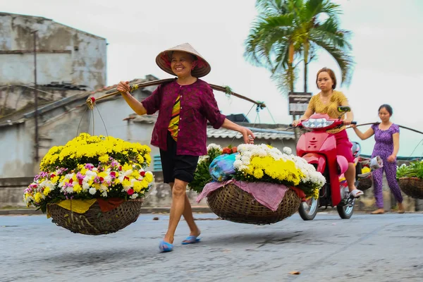 Vietnam fiorista venditore su Hanoi Street, Vietnam. Questo è un piccolo mercato per i venditori di Hanoi, Vietnam . — Foto Stock