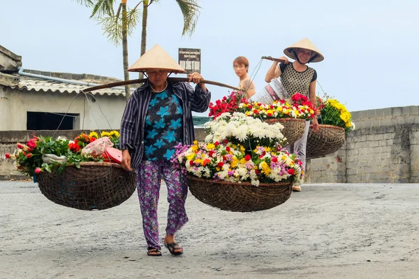 Vietnam fiorista venditore su Hanoi Street, Vietnam. Questo è un piccolo mercato per i venditori di Hanoi, Vietnam . — Foto Stock