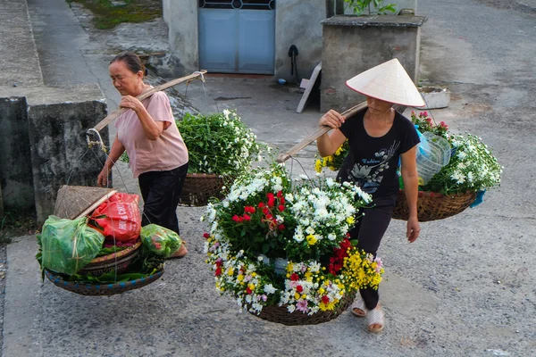 Vietnam virágüzlet szállító utcában hanoi, Vietnam. Ez a kis piaci szállítók Hanoi, vietnam. — Stock Fotó