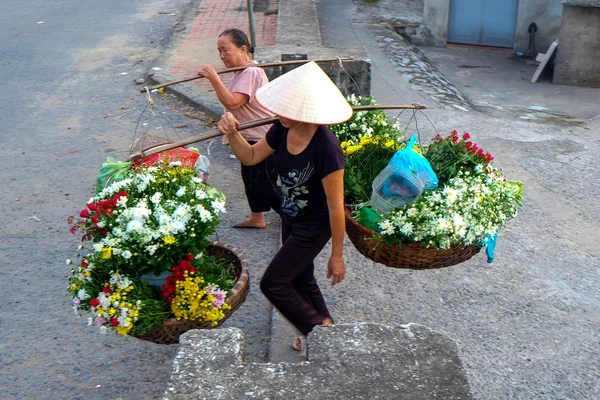 Penjual bunga Vietnam di Jalan Hanoi, Vietnam. Ini adalah pasar kecil untuk penjual hanoi, vietnam . — Stok Foto