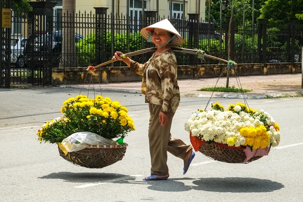 Vietnam fiorista venditore su Hanoi Street, Vietnam. Questo è un piccolo mercato per i venditori di Hanoi, Vietnam . — Foto Stock