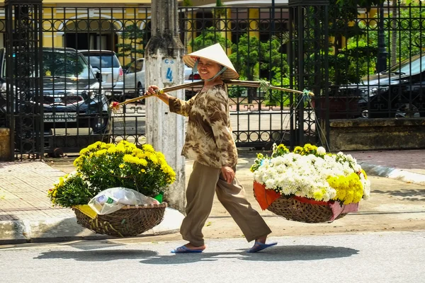 Вьетнамский флорист на улице Ханой, Вьетнам. Это небольшой рынок для торговцев Ханоя, Вьетнам . — стоковое фото