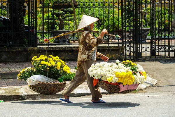 Vietname florista vendedor na rua Hanoi, Vietnã. Este é um pequeno mercado para vendedores de hanoi, vietnam . — Fotografia de Stock