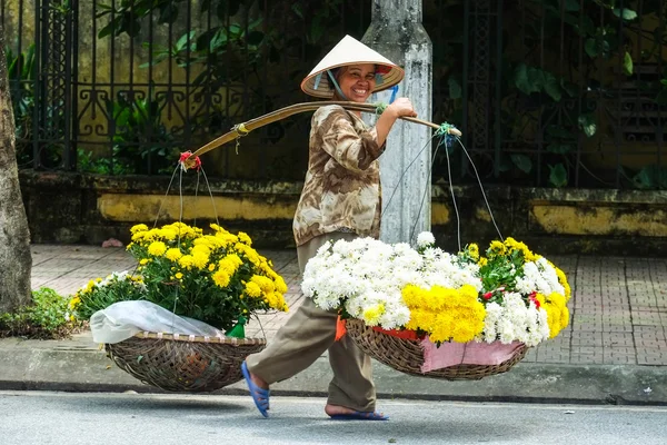Vietnam virágüzlet szállító utcában hanoi, Vietnam. Ez a kis piaci szállítók Hanoi, vietnam. — Stock Fotó