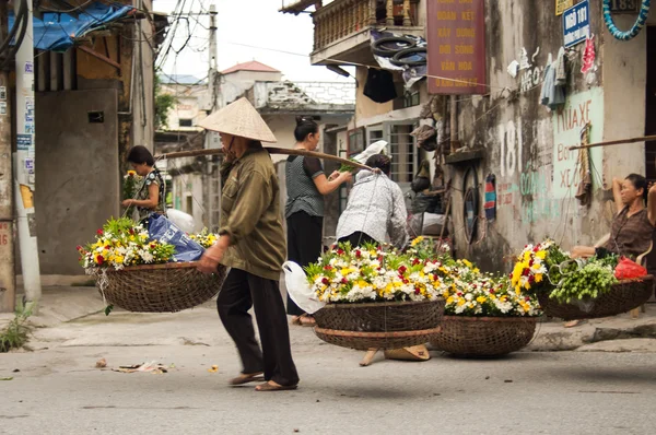 Vietnam fiorista venditore su Hanoi Street, Vietnam. Questo è un piccolo mercato per i venditori di Hanoi, Vietnam . — Foto Stock