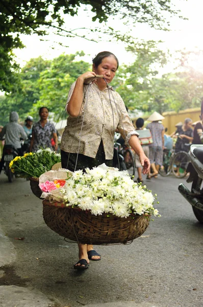 Vietnam fiorista venditore su Hanoi Street, Vietnam. Questo è un piccolo mercato per i venditori di Hanoi, Vietnam . — Foto Stock