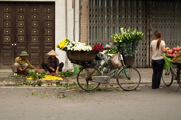 Vietnam fiorista venditore su Hanoi Street, Vietnam. Questo è un piccolo mercato per i venditori di Hanoi, Vietnam . — Foto Stock