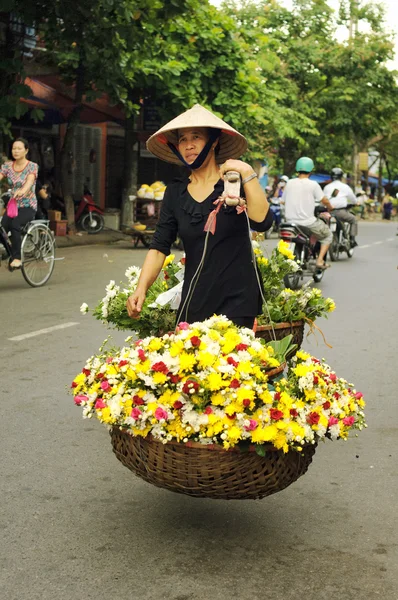 Vietnamesischer Blumenhändler in der Hanoi Street, Vietnam. Dies ist ein kleiner Markt für Anbieter von Hanoi, Vietnam. — Stockfoto