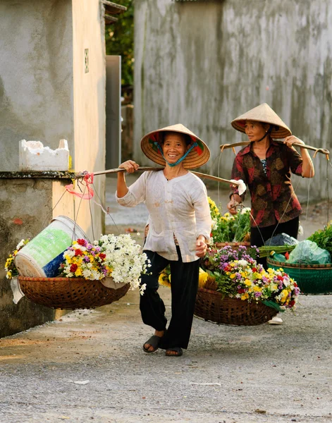 Vendedor de floristería de Vietnam en la calle Hanói, Vietnam. Este es un pequeño mercado para los vendedores de Hanói, Vietnam . — Foto de Stock