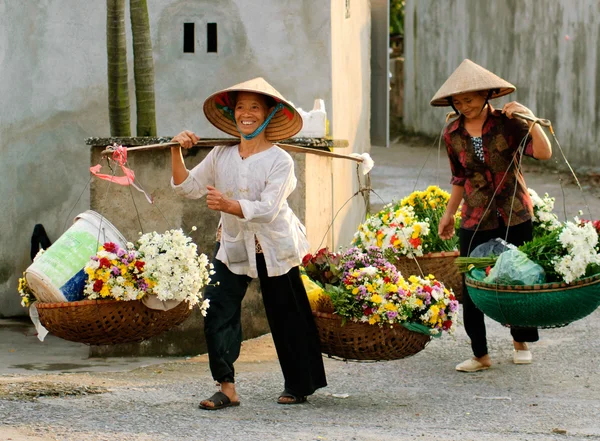 Vendedor de floristería de Vietnam en la calle Hanói, Vietnam. Este es un pequeño mercado para los vendedores de Hanói, Vietnam . — Foto de Stock