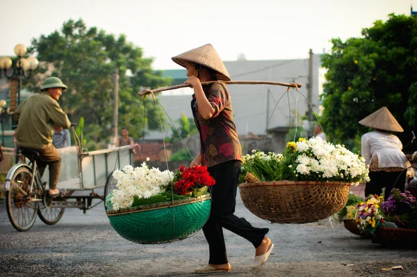 Vendedor de floristería de Vietnam en la calle Hanói, Vietnam. Este es un pequeño mercado para los vendedores de Hanói, Vietnam . — Foto de Stock