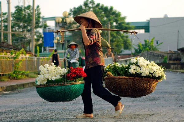 Vietnam fiorista venditore su Hanoi Street, Vietnam. Questo è un piccolo mercato per i venditori di Hanoi, Vietnam . — Foto Stock