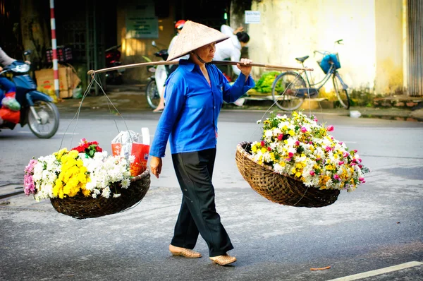 Vietnam fiorista venditore su Hanoi Street, Vietnam. Questo è un piccolo mercato per i venditori di Hanoi, Vietnam . — Foto Stock