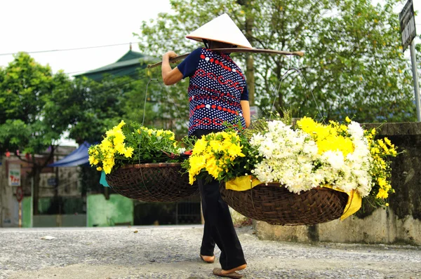 Penjual bunga Vietnam di Jalan Hanoi, Vietnam. Ini adalah pasar kecil untuk penjual hanoi, vietnam . — Stok Foto